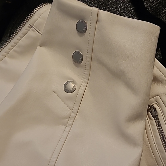 Levis White Faux Leather Jacket - Picture 8 of 8
